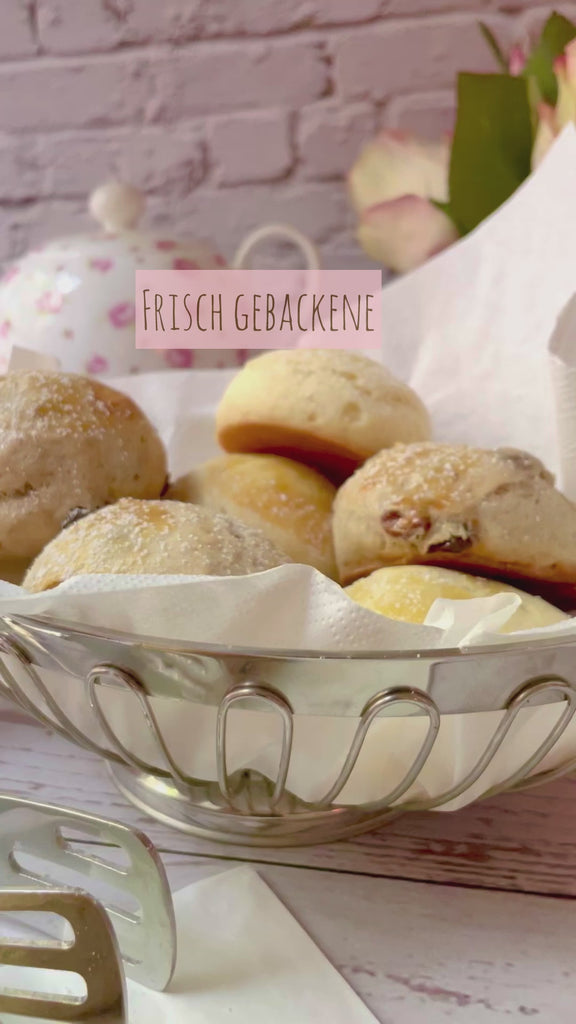 frisch gebackene Scones und Clotted Cream zur Teaparty bei CupCakes Wien