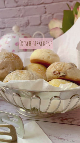 frisch gebackene Scones und Clotted Cream zur Teaparty bei CupCakes Wien